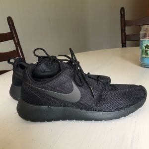 All black nike tennis shoes